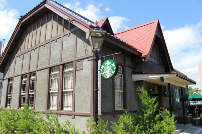 Die Starbucks Filiale in Hirosaki. Foto von Tom Roseveare