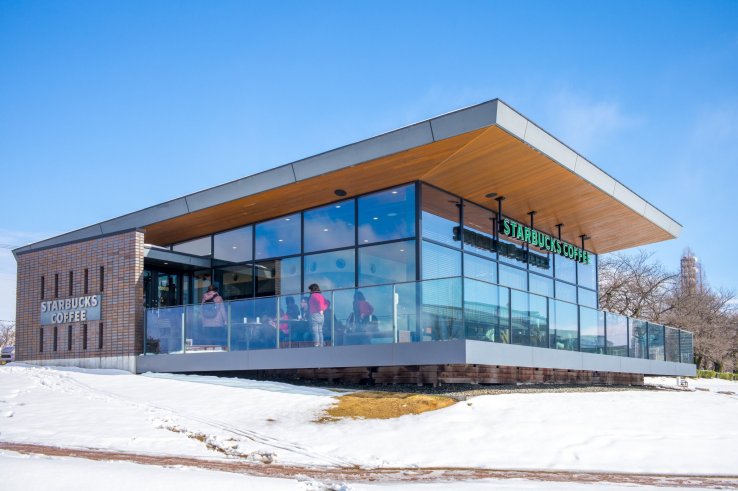 10 einzigartige Starbucks in Japan 8 Von diesem Starbucks hat man einen Blick auf den Fugan Kanal. Foto von Richie Chan / Shutterstock.com