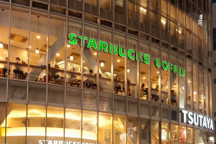 Japan bietet viele außergewöhnliche Starbucks Filialen, wie hier in Shibuya. Foto von Rs1421/ commons.wikimedia