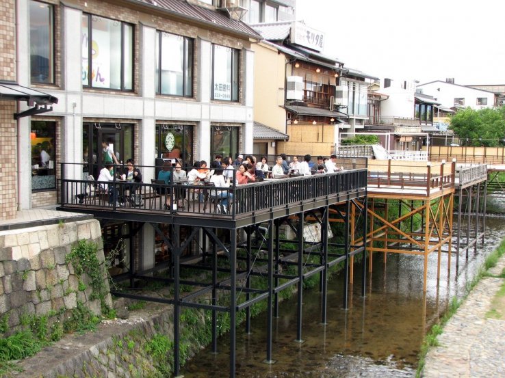 10 einzigartige Starbucks in Japan 6 Die Holzterrasse dieser Starbucks Filiale in Kyoto bietet Abkühlung und Blick auf den Kamo Fluss. Foto von Chris Gladis