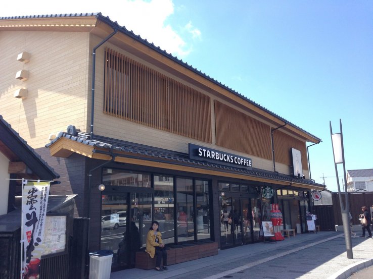 10 einzigartige Starbucks in Japan 5 Starbucks Izumo Taisha in Shimane. Foto von Y. Kato