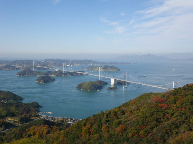Der Ausblick auf das Seto-Binnenmeer und die Brücke.