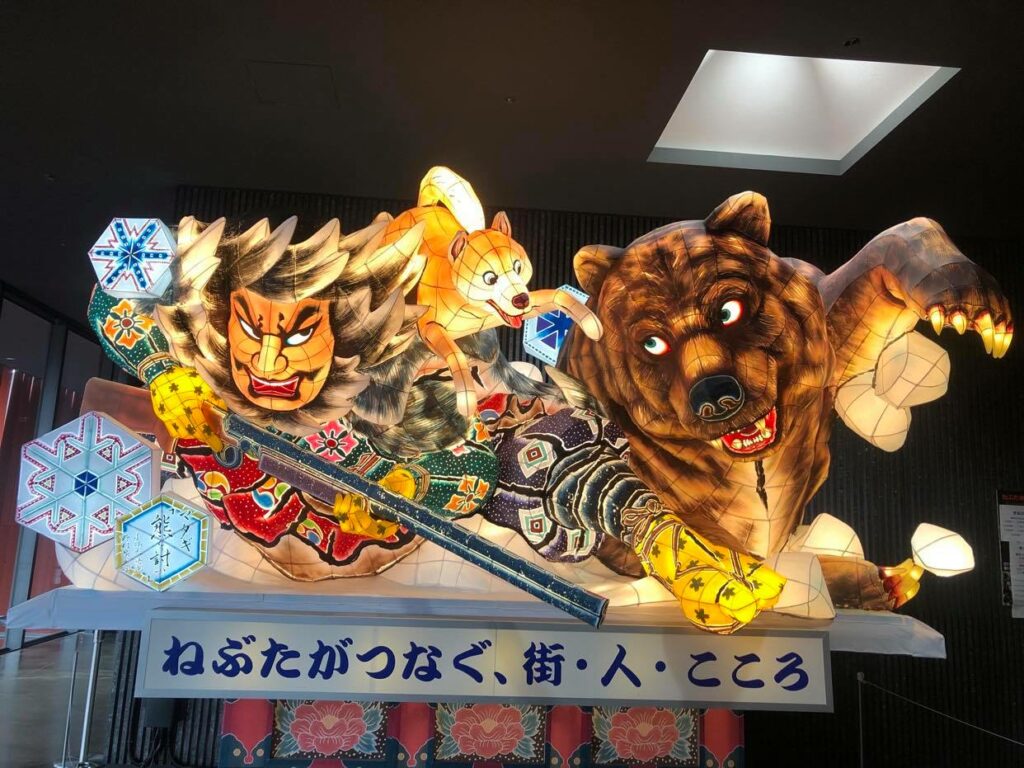 Aomori - Top 10 Attraktionen 4 Im Nebuta Museum Warase (Aomori Stadt) kann man die Festwägen das ganze Jahr über bewundern.