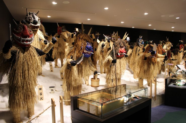 Akita - Top 10 Attraktionen 3 Kostüme im Oga Namahage Museum in Akita.