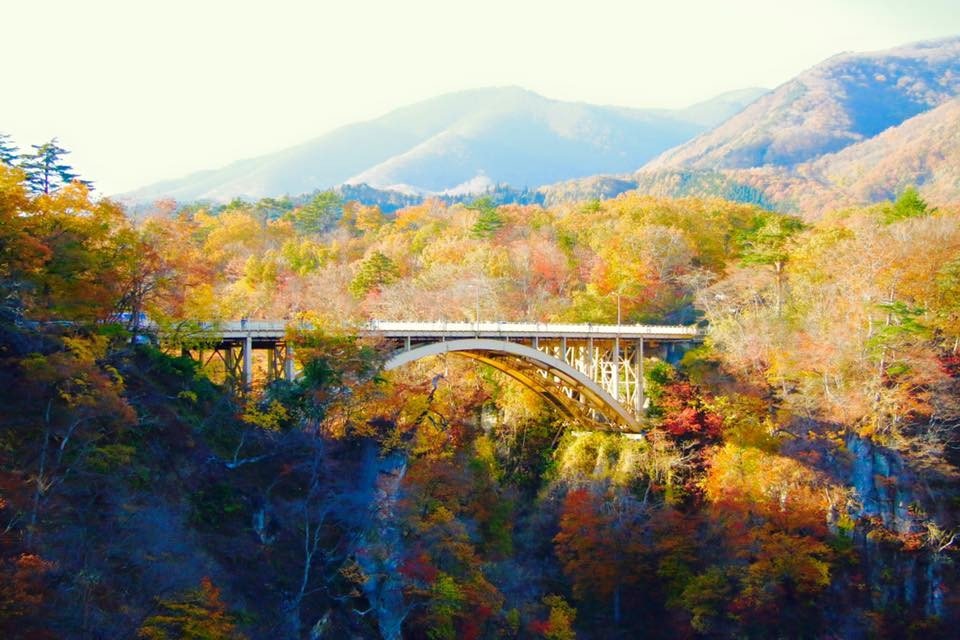 Miyagi - Top 10 Attraktionen 3 Naruko Onsen im Herbst zeigt die schöne Natur Miyagis.