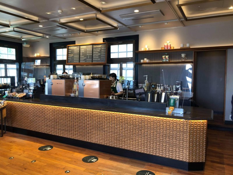 Sengan-en Starbucks in Kagoshima 3 Die lange Theke bietet ungewöhnlich viel Platz für einen Starbucks in Japan.