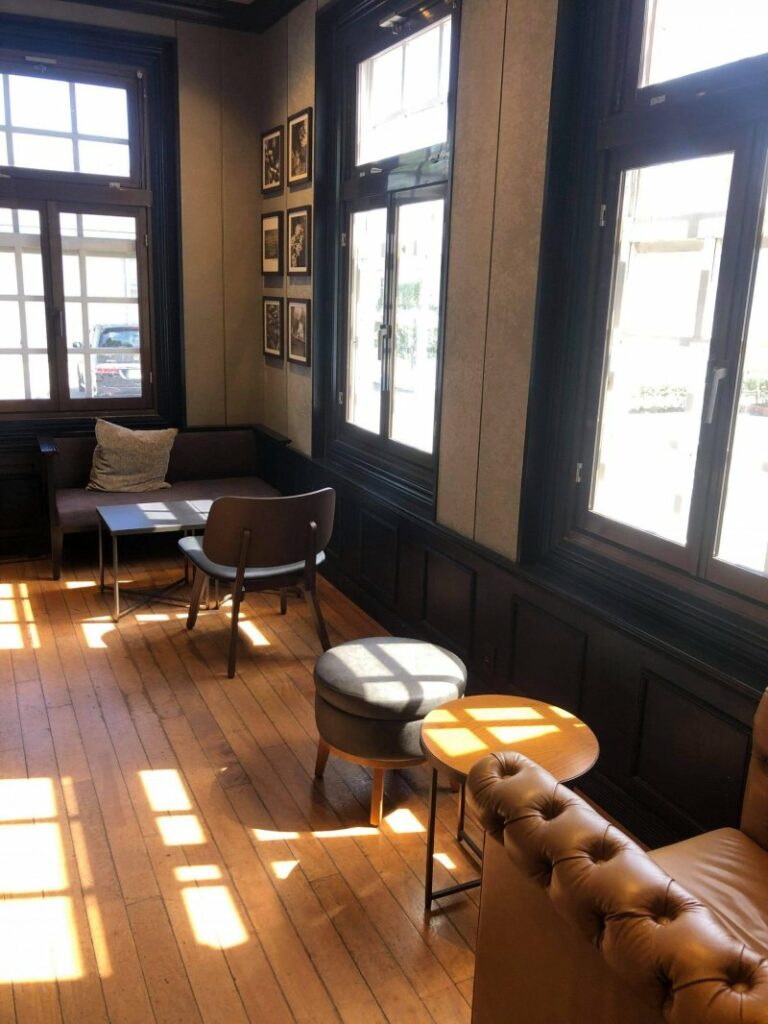 Sengan-en Starbucks in Kagoshima 4 Gewohnt gemütliche Einrichtung auch im Erdgeschoss des Starbucks in Kagoshima.