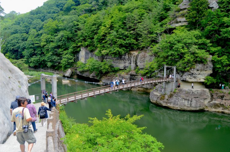 Fukushima - Top 10 Attraktionen 5 Die Tonohetsuri Brücke führt an beeindruckenden Landschaften in Fukushima vorbei.