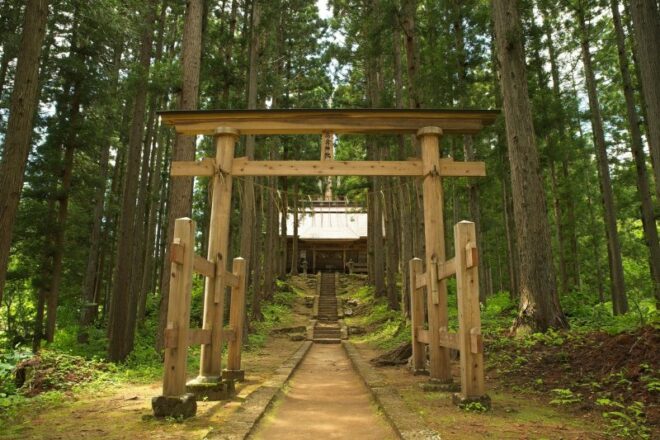 Ein Tempel im Wald nahe Ouchijuku in Fukushima.
