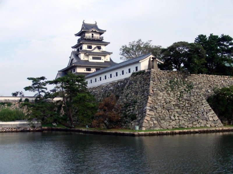 Ehime - Top 10 Attraktionen 4 Die Burg Imabari in Ehime beeindruckt mit ihrem gewaltigen Burggraben.