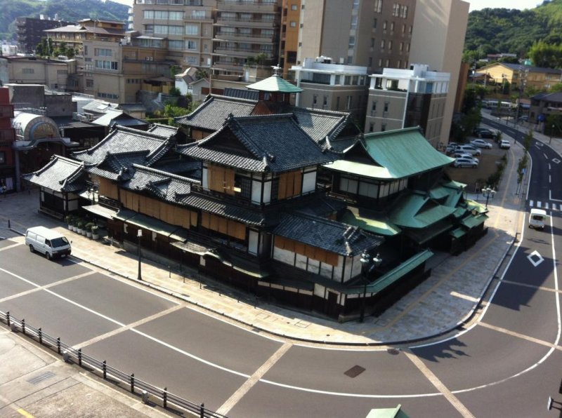 Ehime - Top 10 Attraktionen 2 Dogo Onsen in Ehime gilt als der älteste Spa Ort in Japan.