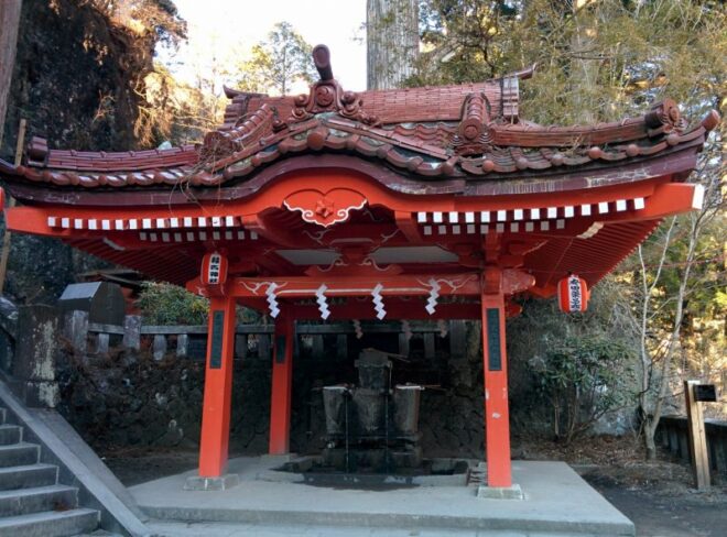Bevor man das Innere des Haruna Schreins in Gunma betritt, reinigt man sich hier.