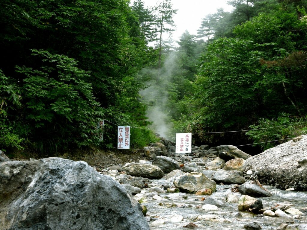 Gunma - Top 10 Attraktionen 4 Heiße Quellen dampfen im Sainokawara Park in Gunma.