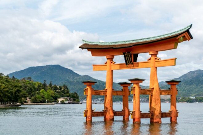 Das ikonische schwimmende Tor des Itsukushima Schreins in Hiroshima.