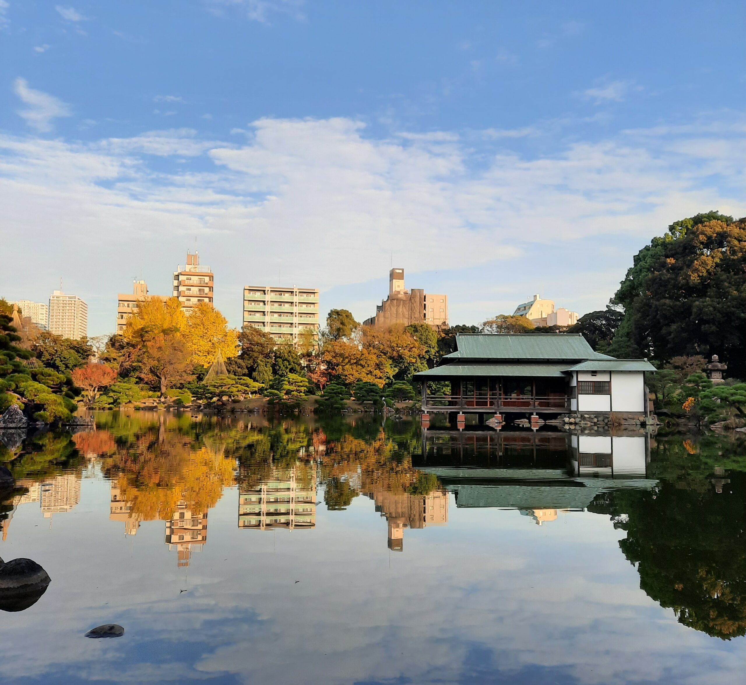 Kiyosumi Garten: Kontrast zwischen Tradition und Moderne