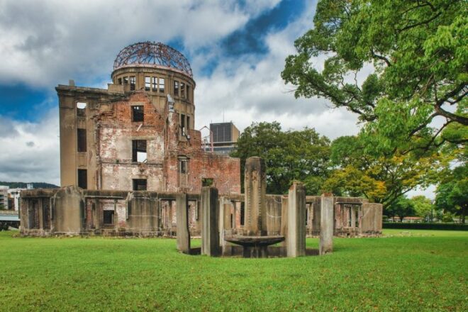 Das Friedensdenkmahl Hiroshima steht im Friedenspark der Stadt.