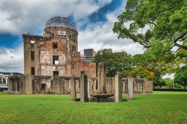 Hiroshima - Top 10 Attraktionen 2 Das Friedensdenkmahl Hiroshima steht im Friedenspark der Stadt.