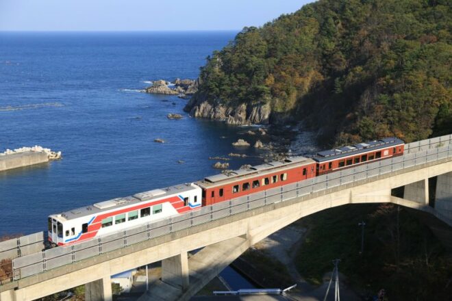 Eine Fahrt mit der Sanriku Bahn bietet tolle Aussichten auf die Küste.