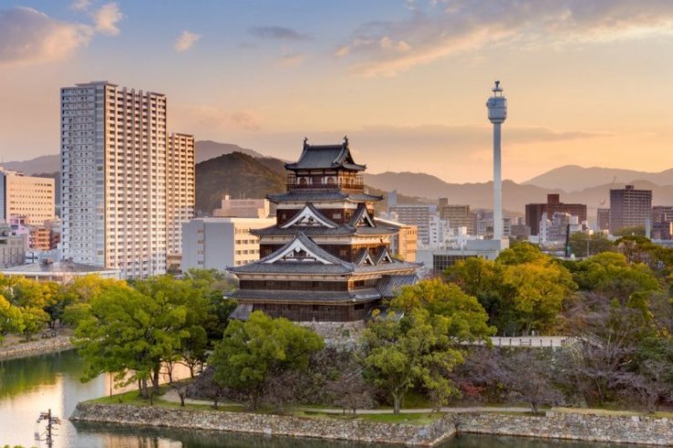 Hiroshima - Top 10 Attraktionen 5 Die Burg Hiroshima mit der gleichnamigen Stadt im Hintergrund.