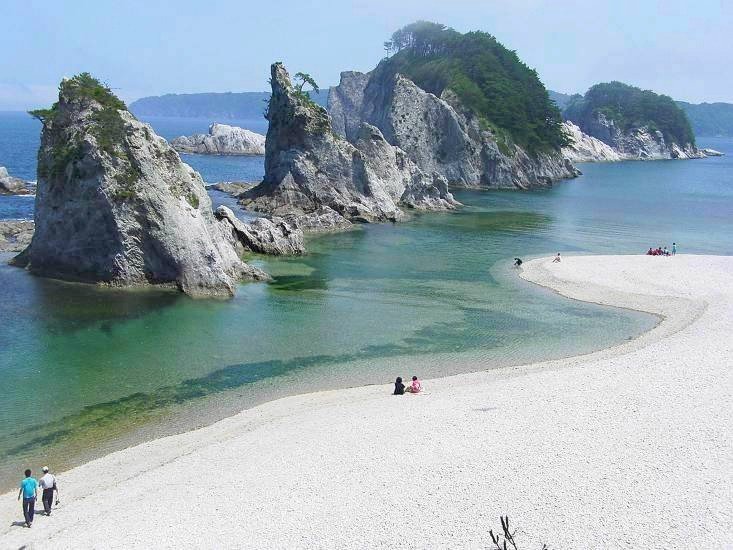 Iwate - Top 10 Attraktionen 5 Beeindruckende Felsen am Jodogahama Strand in Iwate.