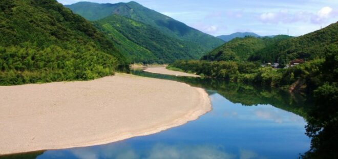 Die unberührte Schönheit des Shimanto Flusses.