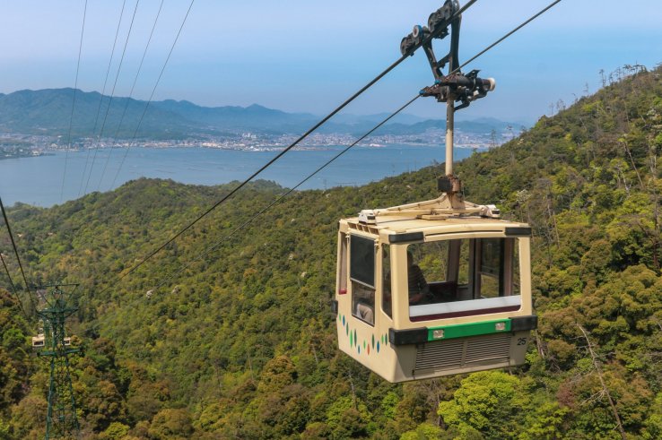 Hiroshima - Top 10 Attraktionen 8 Seilbahn auf den Berg Misen mit Blick auf Hirshoma.