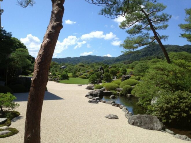 Der Park des Adachi Kunstmuseums in Shimane.