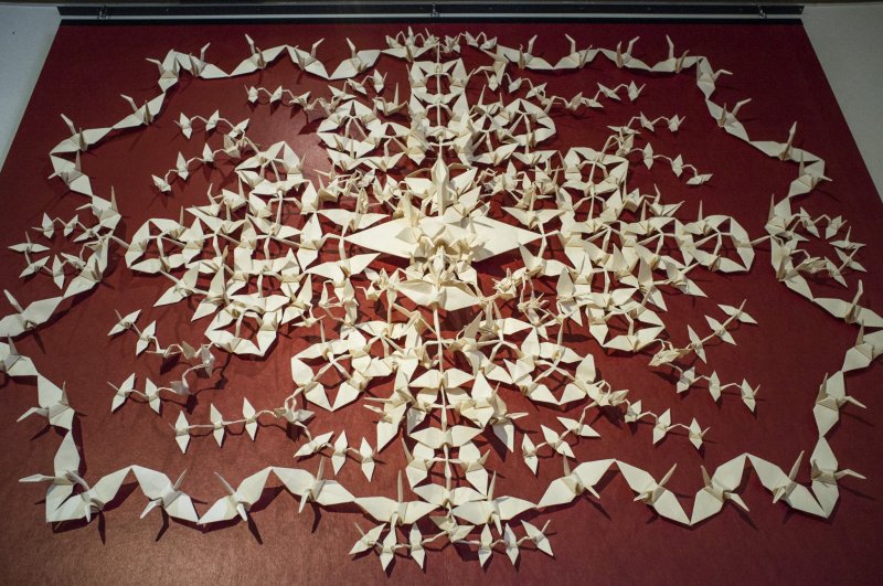 Die Origami Kraniche wurden allesamt aus einem einzigen Bogen Washi Papier gefertigt.