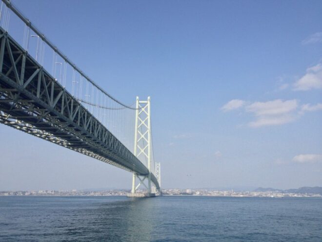 Blick auf die Akashi Kaikyo Brücke.