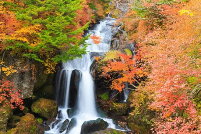 Ryuzu Wasserfall im Herbst