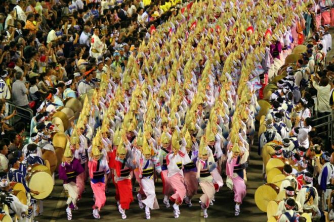 Awa Odori Tanz beim größten Straßenfest Japans.