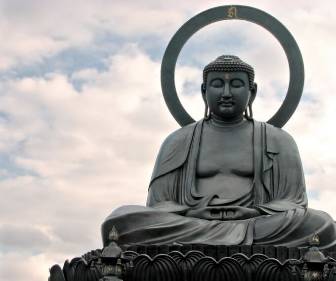 Toyama - Top 10 Attraktionen 5 Takaoka Daibutsu in Toyama.