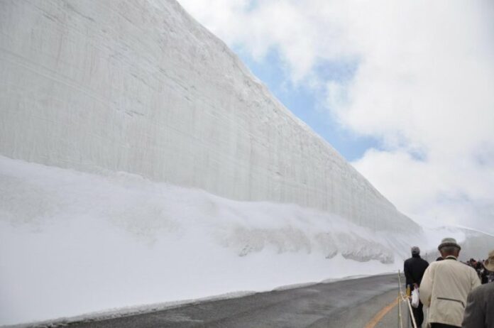 Der Tateyama Schneekorridor in Toyama.