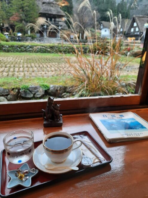Kaffee mit toller Aussicht im Café Kyosyu in Shirakawago