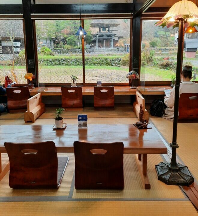 Inneneinrichtung des Cafés Kyosyu in Shirakawago