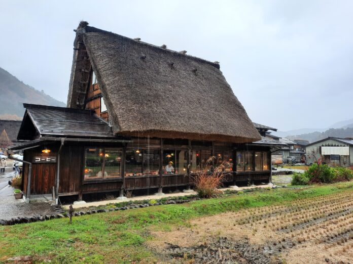 Das Café Kyosyu befindet sich in einem traditionellen Bauernhaus in Shirakawago