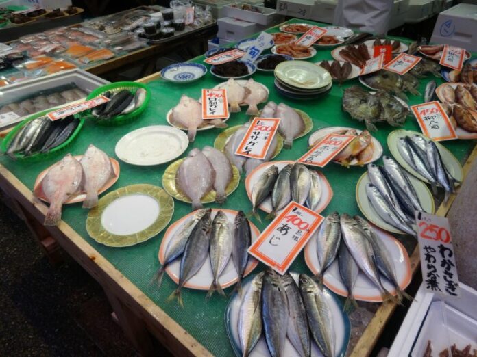 Der Omicho Markt in Kanazawa bietet viel frischen Fisch.