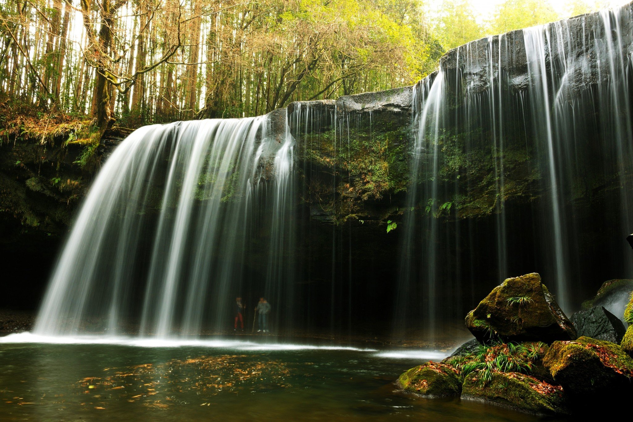 Die Nabegataki Wasserfälle ziehen Naturliebhaber*innen an.