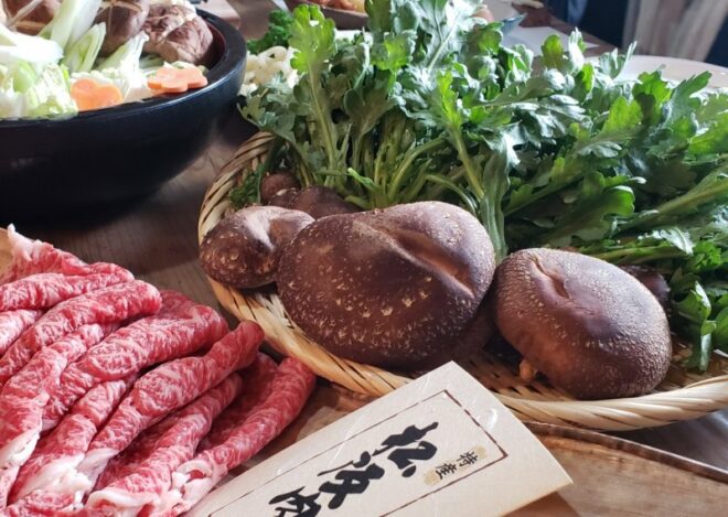Sukiyaki wird meist mit Gemüse und Fleisch zubereitet.
