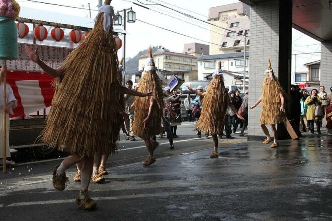Die Vögel des Kasedori Festivals tanzen in den Straßen. 