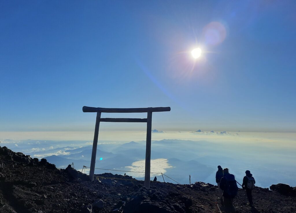Top of the world: ein torii auf dem Gipfel des Fuji