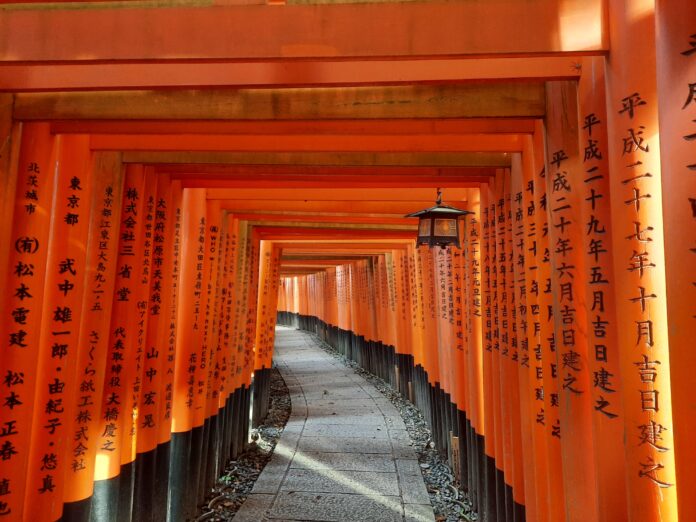 Der Fushimi Inari Schrein ist für seinen Tunnel aus roten torii bekannt