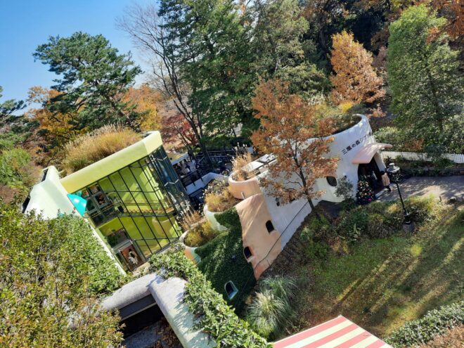 Blick von der Dachterasse auf das Ghibli Museum