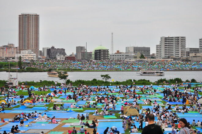 Die 23 Bezirke von Tokyo 14 Schaulustige bei der grosen Feuerwerksshow am Fluss Edo im Bezirk Edogawa