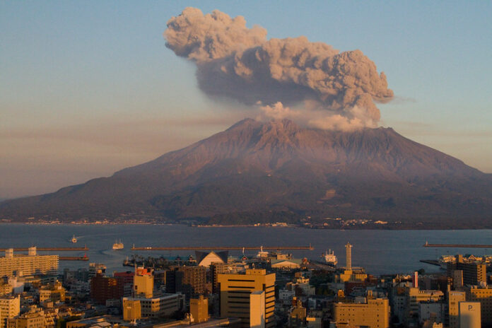 Der Vulkan Sakurajima vor der Stadt Kagoshima.