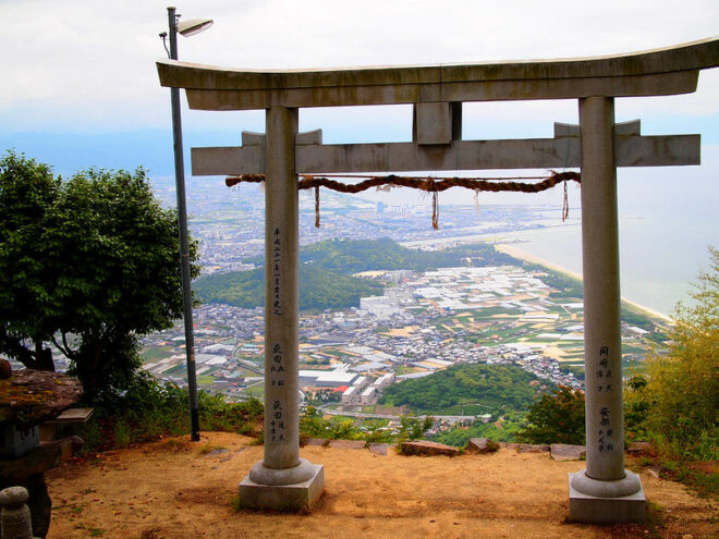 10 Torii mit atemberaubender Aussicht 7 Ein torii des Takaya Schreins befindet sich auf einem Berg, von dem man eine tolle Aussicht hat