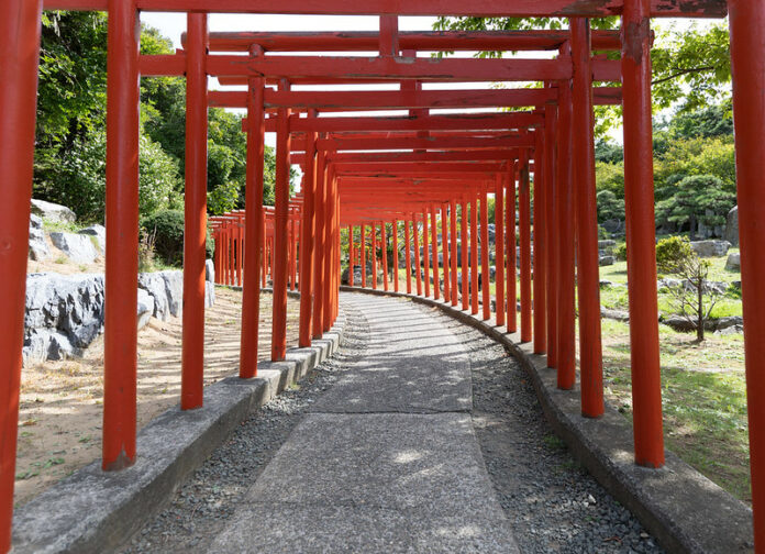 Die roten torii des Takayama Inari Schreins in Aomori