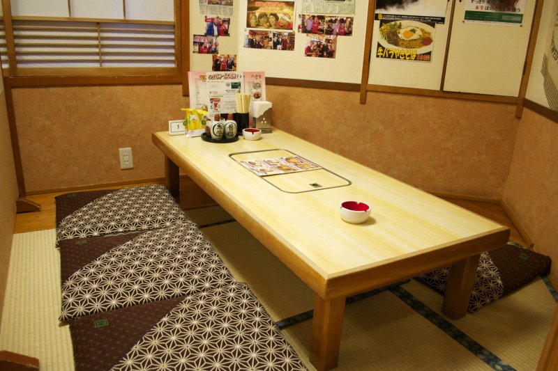 Die Tische im Izakaya Kuidoraku warten auf die Kunden