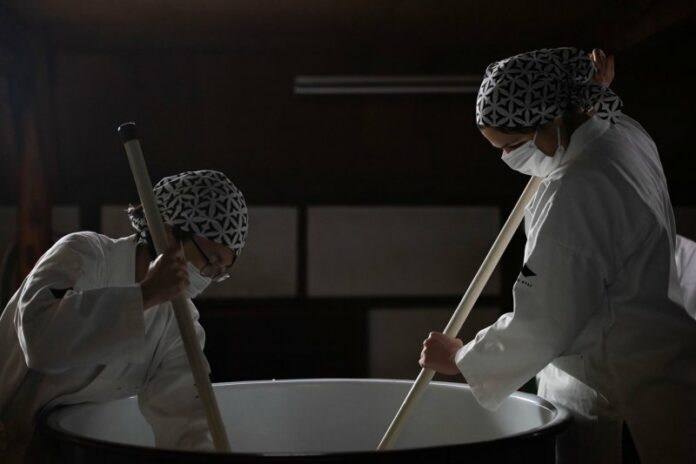 Die Herstellung von Sake hat eine lange Tradition in Japan.