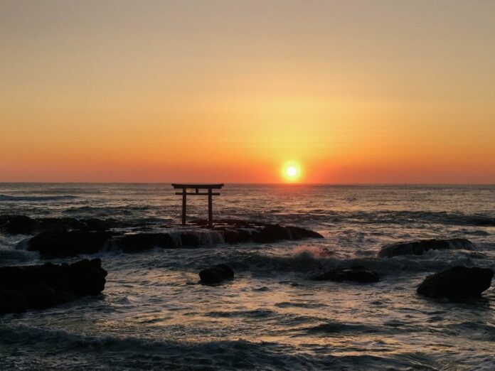 Das Torii des Oarai Isosaki Schreinsim Sonnenuntergang